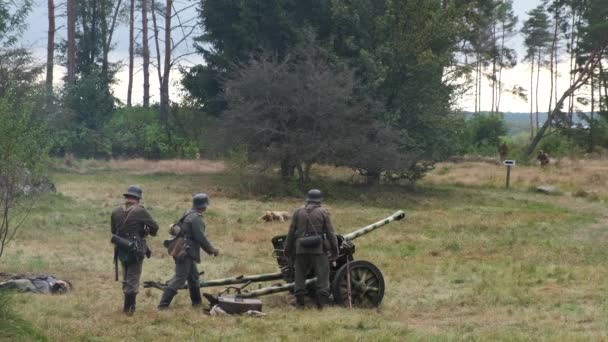 Němečtí vojáci Wehrmachtu střílejí z protitankové dělostřelecké zbraně. Rekonstrukce bitvy na území ústředí Fuhrers Werwolf. — Stock video