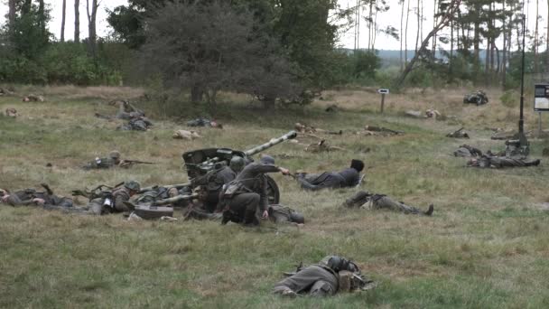 Němečtí vojáci wehrmachtu v uniformě se zbraněmi útočí na jednotky Rudé armády na bojišti Rekonstrukce bitvy na území vlkodlaka — Stock video