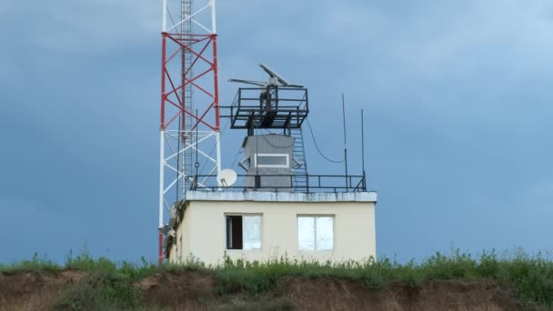 Stazione radar costiera rotante in cima alla scogliera. Servizio del traffico navale, che controlla il traffico marittimo. — Video Stock