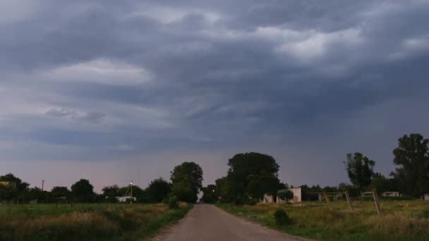Blauwe wolken. Platteland bij regenachtig weer. Donderwolken. Bliksem in een storm en wolken. — Stockvideo
