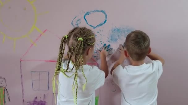 Una Niña Niño Edad Preescolar Pintan Con Las Manos Una — Vídeos de Stock