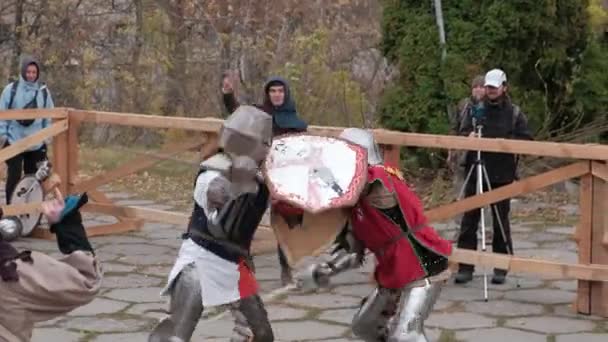 Μεσαιωνικό Τουρνουά Κονταρομαχίας Ένας Ανταγωνισμός Μεταξύ Δύο Ισχυρών Ιπποτών Κράνη — Αρχείο Βίντεο