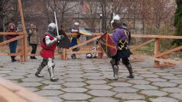 Torneio Jousting Cavaleiros Lutam Duelos Armaduras Ferro — Vídeo de Stock