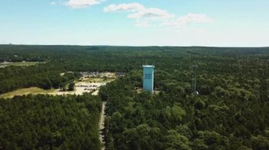 Cape Cod Kanalı yakınlarındaki Bourne kasabası için yeşil ağaçların arasında bir su kulesi. Kuş bakışı bir İHA 'dan çekim yapmak.