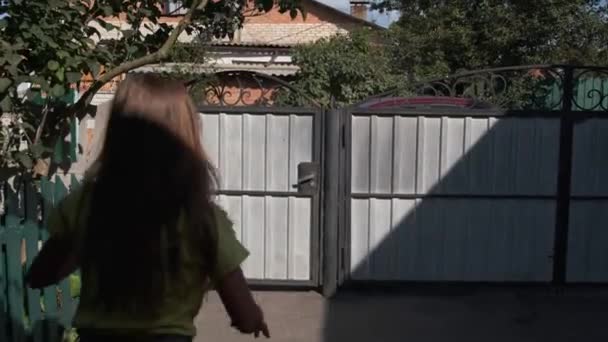 Mała Dziewczynka Wspina Się Przez Faliste Metalowe Ogrodzenie Słoneczny Letni — Wideo stockowe