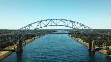 Bourne, Massachusetts 'teki güzel Bourne Çelik Köprüsü. Cape Cod Kanalı 'nda güneşli güzel bir gün. Köprüde arabalar sürüyor. Kuş bakışı bir İHA 'dan çekim yapmak.