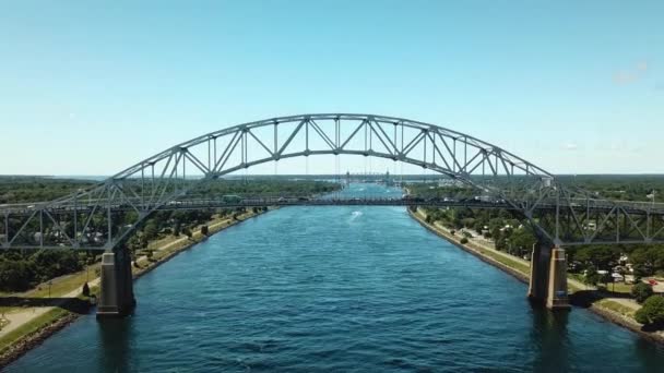 马萨诸塞州伯恩美丽的伯恩钢桥 科得角运河上阳光明媚的一天 汽车在桥上行驶 从无人机上从鸟瞰的角度射击 — 图库视频影像