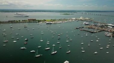 Newport, Rhode Island 'daki Keçi Adası Marina, yatlar ve Claiborne Pell Askı Köprüsü' nün havadan görüntüsü..