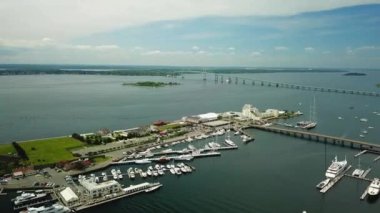 Newport, Rhode Island 'daki Keçi Adası Marina, yatlar ve Claiborne Pell Askı Köprüsü' nün havadan görüntüsü..