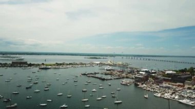 Newport, Rhode Island 'daki Keçi Adası Marina, yatlar ve Claiborne Pell Askı Köprüsü' nün havadan görüntüsü..