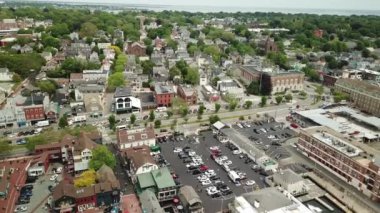 Bannisters Wharf Marina, Rhode Island yakınlarındaki Newport kıyı bölgesinin havadan görüntüsü..