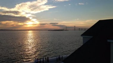 Newport, Rhode Island 'daki Claiborne Pell asma köprüsünün hava görüntüsü..