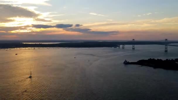 Timpul trece. Vedere aeriană a podului suspendat Claiborne Pell din Newport, Rhode Island la apus de soare de Insula Goat. — Videoclip de stoc