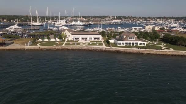 Restaurant on the shore, yachts, ships, sailboats , the sea from a birds-eye view. Goat Island Marina in Newport, Rhode Island. — Stock Video