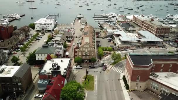 Luchtfoto van het kustgebied van Newport bij Bannisters Wharf Marina, Rhode Island. — Stockvideo