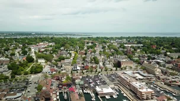Vista aérea da zona costeira de Newport, perto de Bannisters Wharf Marina, Rhode Island. — Vídeo de Stock