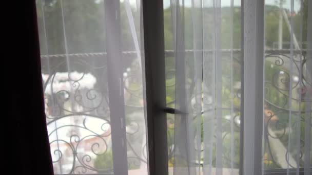 Вид Природу Через Балкон Легкое Раскачивание Тюля Ветра Прозрачный Занавес — стоковое видео