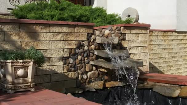 小瀑布房子后院或前院由石头和石板构成的漂亮的装饰性小瀑布 — 图库视频影像