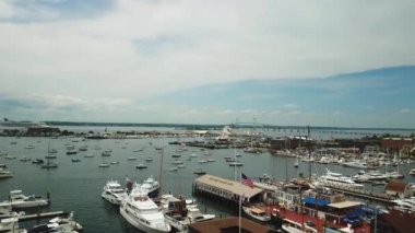 Newport, Rhode Island 'daki Bannister' s Wharf Marina, Keçi Adası, yatlar ve Claiborne Pell Askı Köprüsü 'nün havadan görüntüsü..