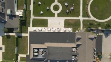 Kıyıdaki restoran, yatlar, gemiler, yelkenliler, kuş bakışı deniz. Newport, Rhode Island 'daki Keçi Adası Limanı.