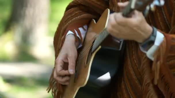 Seorang Pria Dalam Setelan Meksiko Memainkan Gitar Akustik Tangan Close — Stok Video