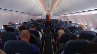 Mısır, 2021 yılı. Koltuklarda yolcu olan uçağın içi. Uçuş sırasında kabinin içindeki uçağın yolcuları. Ekonomi sınıfı içişleri.