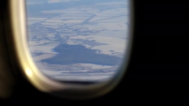 Utsikten Från Flygplansfönstret Över Fälten Täckt Med Snö Vinterdag — Stockvideo