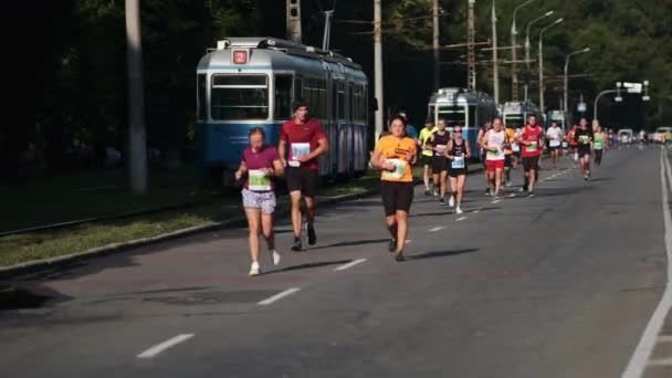 Ukrajna Vinnitsa Augusztus 2021 Ismeretlen Emberek Futnak Utcán Maraton Város — Stock videók