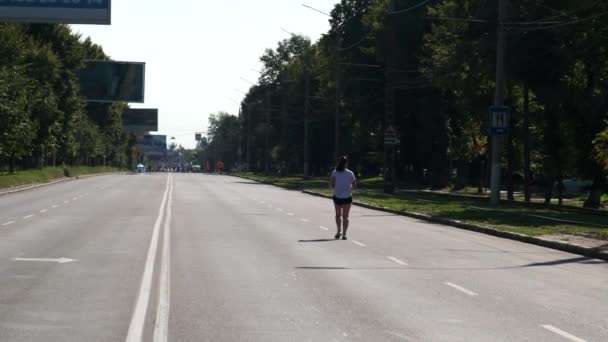 우크라이나 Vinnitsa 2021 마라톤을 달리고 생활을 도로에서 경쟁하는 사람들 최근에 — 비디오