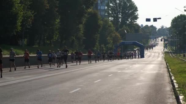 ウクライナ Vinnitsa 8月24 2021 マラソン実行 道路上のフィットネスや健康的なアクティブライフスタイルの足で競合レースの人々 — ストック動画