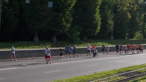 ウクライナ Vinnitsa 8月24 2021 マラソン実行 道路上のフィットネスや健康的なアクティブライフスタイルの足で競合レースの人々 — ストック動画