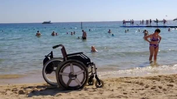 Αίγυπτος Sharm Sheikh Περίπου 2021 Αναπηρική Καρέκλα Στην Αμμώδη Παραλία — Αρχείο Βίντεο