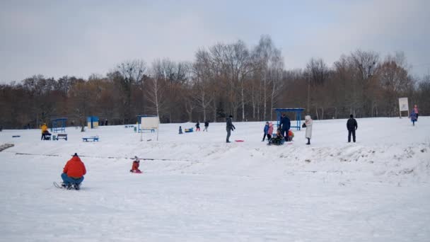 Ukrayna Kiev 2022 Civarı Yetişkinler Çocuklar Kışın Kar Kaydırağından Kaymaya — Stok video