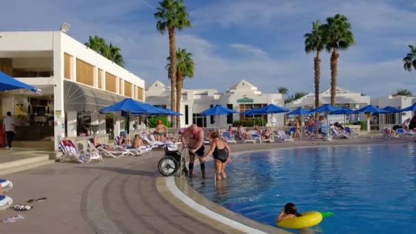 埃及沙姆沙伊赫 2021年左右 旅馆里的游泳池 一个残疾人坐着轮椅从水里出来 — 图库视频影像