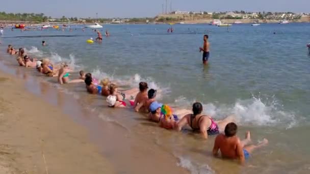 エジプト シャルム シェイク Circa 2021 海での観光客の休暇 アニメーターを持つ人々は晴れた日にビーチで水エアロビクスを行います — ストック動画
