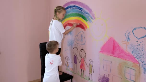 Küçük Bir Kız Sandalyede Durur Apartmanın Duvarına Gökkuşağı Çizer Kız — Stok video