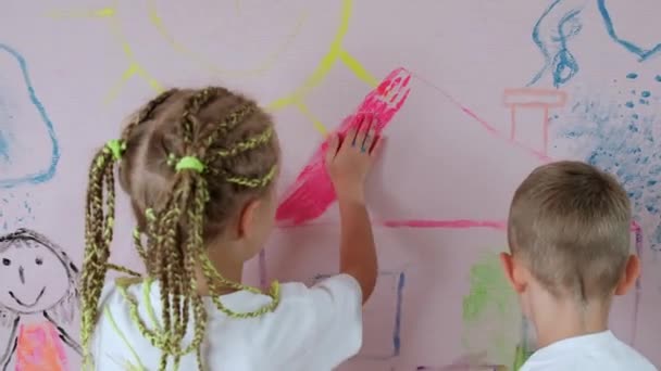 Holčička Předškoláci Malují Rukama Stěně Růžovými Tapetami Koncept Kreativního Vývoje — Stock video