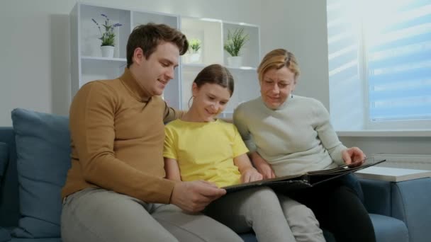 Eine Junge Familie Mutter Vater Und Tochter Sitzen Auf Der — Stockvideo