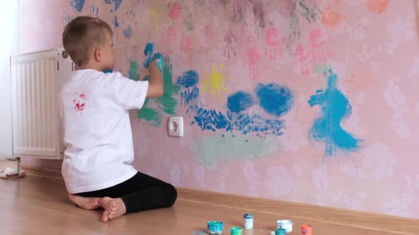 Malý Chlapec Kreslí Dlaněmi Maluje Růžové Tapety Stěnu Svém Pokoji — Stock video