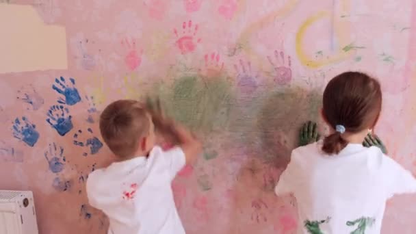 Little Boy Girl Drawing Palms Paints Pink Wallpaper Wall Room — Stock Video