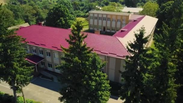 Una Pequeña Escuela Dos Pisos Ucrania Las Afueras Ciudad Vista — Vídeo de stock