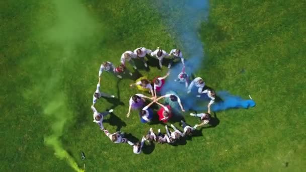 身着乌克兰服装的学童在户外用彩烟跳着闪光的暴民 致力于世界的和平 从复印机上拍摄的鸟瞰全景 — 图库视频影像
