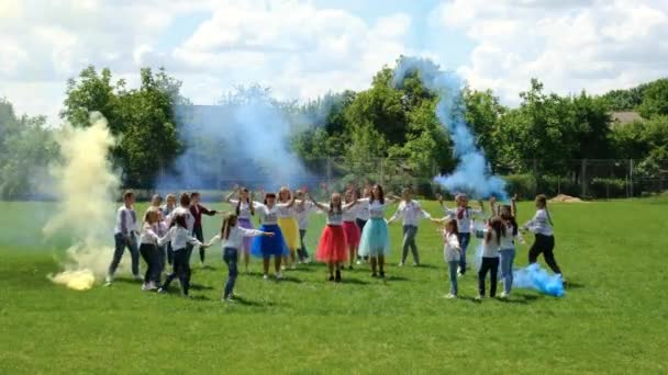 Ukrayna Kiev 2021 Civarı Ukrayna Kostümlü Okul Çocukları Dünya Barışı — Stok video