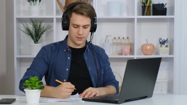 Jovem Senta Com Fones Ouvido Seu Laptop Conversando Com Cliente — Vídeo de Stock