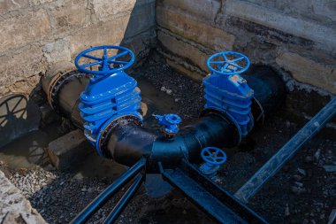 Kuyudaki drenaj borusuna yakın plan mavi valf..