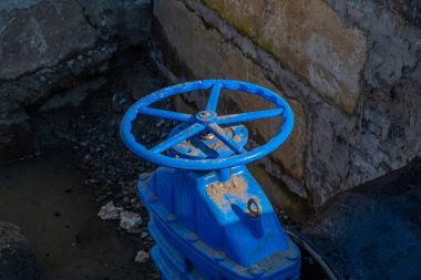 Kuyudaki drenaj borusuna yakın plan mavi valf..