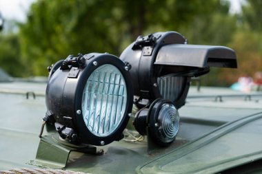 Zırhlı bir personel taşıyıcısının ön ışıkları yakın planda..