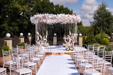 Yeni evliler için konuklar için sandalyeler ve 3 boyutlu dairesel kemer..