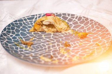 Restoran masasındaki artık yemekler ve kirli tabaklar. Partiden sonra kalan artıklar..