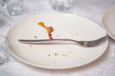 Restoran masasındaki artık yemekler ve kirli tabaklar. Partiden sonra kalan artıklar..